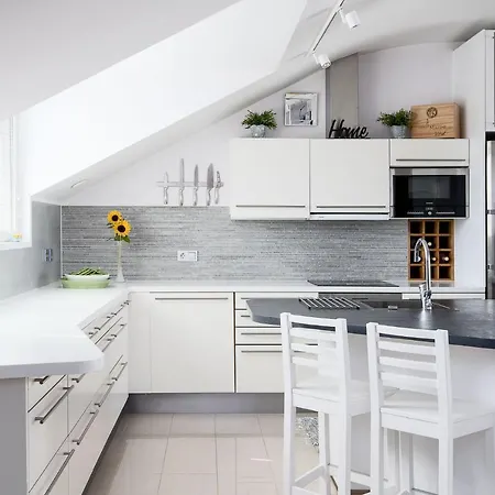 2ndhomes Luxury 2br City Penthouse With Sauna And Balconies דירה